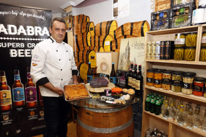 El propietario de Azafrán, Eugenio Guerra, junto a varios de los productos gourmet que pueden encontrarse en su tienda, en el número 15 de la calle Villabenavente, en    el centro de León.