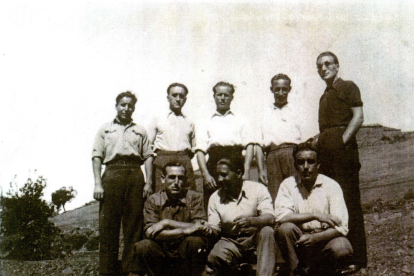 Un grupo de hombres del penal en una imagen conservada en el Ayuntamiento de Fabero. DL