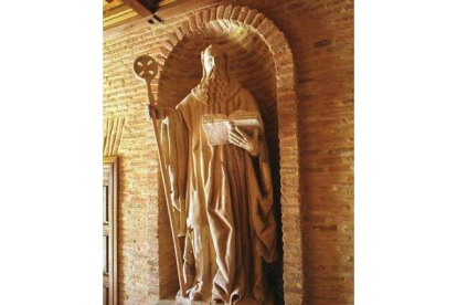 La estatua de San Benito preside la entrada del monasterio