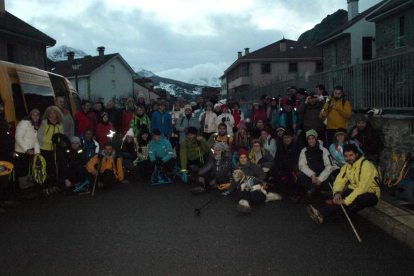Los participantes, antes de la salida de la raquetada nocturna en el pueblo de Burón.