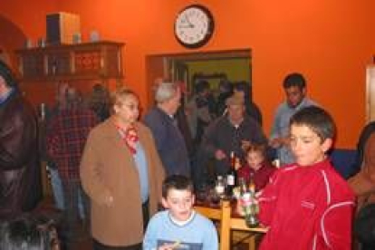 La gente de toda la comarca asistió a la inauguración del centro y albergue La Estación en La Ercina