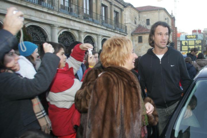 Carlos Moyá llega al Ayuntamiento de León. NORBERTO