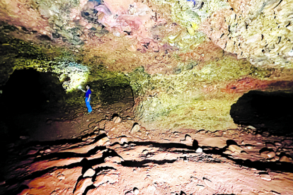 Una de las impresionantes salas, con más de dos metros de altura, desde la que se vertebran varias galerías donde se extrajo el oro en época romana. javier FERNÁNDEZ LOZANO