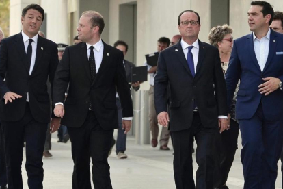 De izquierda a derecha, el 'premier' italiano, Matteo Renzi, y su homólogo maltés, Joseph Muscat; el presidente francés, François Hollande, y el primer ministro griego Alexis Tsipras , en Atenas, este viernes.
