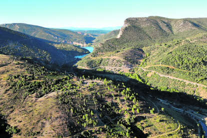 El valle del Sil, a vista de dron, donde el río deja atrás el Bierzo. JAVIER FERNÁNDEZ LOZANO.