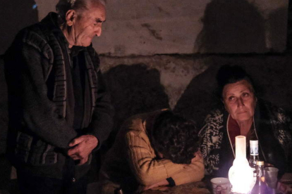 Imagen de una familia víctima de los proyectiles armenios en Azerbaijan. AREG BARAJAN