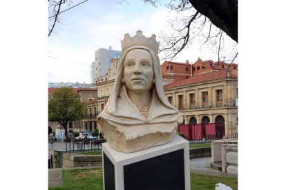 Imagen de la escultura que se ha instalado hoy de Doña Urraca