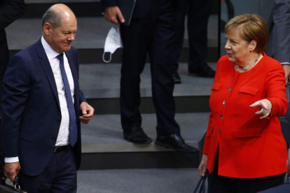 Angela Merkel y Olaf Scholz llegan a un pleno en el Bundestag. MICHELE TANTUSI