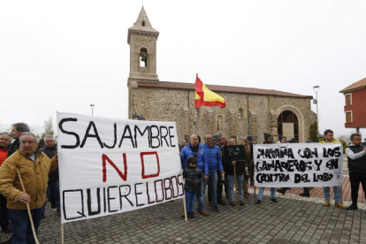 Manifestación celebrada el pasado mes de abril contra la protección del lobo en Riaño. MARCIANO PÉREZ