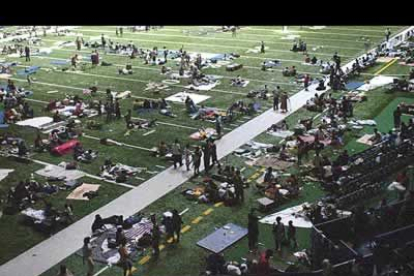 Dentro del estadio de fútbol americano de Nueva Orleans, el célebre Superdome, se vive otra gran crisis humanitaria. Decenas de miles de refugiados que buscaron albergue allí están hacinados en condiciones precarias como en una trampa gigantesca.