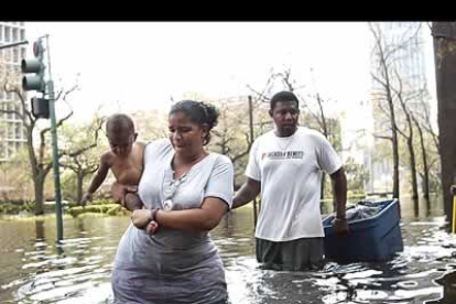 Por toda la inundada Nueva Orleans, se está llevando a cabo una carrera contrarreloj para evacuar de urgencia la zona.