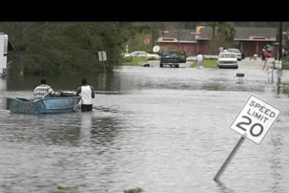 Una lluvia torrencial y violentos vientos se abatieron sobre Nueva Orleans, anegando calles y derribando árboles y postes de tendido eléctrico.