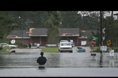 Tras arrasar Nueva Orleans, el huracán azotó el estado de Misisipi. Desde que llegó a la costa de Estados Unidos, el «Katrina» ha provocado la muerte de unas 60 personas.