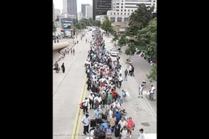 Las autoridades de Nueva Orleans ordenaron la evacuación obligatoria de la ciudad debido a la proximidad del huracán Katrina , que se acercaba a la ciudad con vientos de 280 kilómetros por hora.