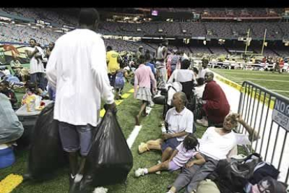 Treinticinco mil residentes de la ciudad que no han podido abandonarla por su estado de salud o por la falta de medios económicos se han refugiado en el gran estadio «Superdome».