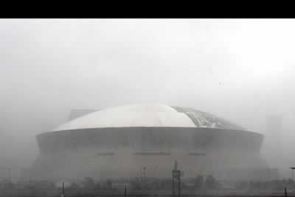 Algunas partes del techo del estadio «Superdome» se desprendieron a causa de los vientos del huracán y hubo que trasladar a miles de personas allí refugiadas a otras áreas del recinto.