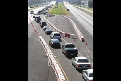 Para acelerar la salida, las autoridades mantienen varias de las autopistas con todos los carriles en dirección al interior, donde se aglomeran miles de automovilistas.