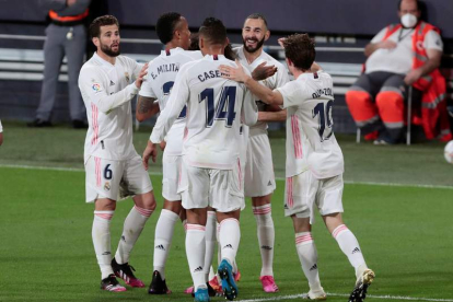Los jugadores del Real Madrid celebran el tercer gol marcado ante el Cádiz. ROMÁN RÍOS