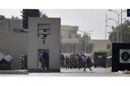Militares paquistanís controlan el acceso al cuartel donde se ha registrado el ataque.