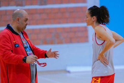 Mondelo dialoga con Laia Palau en un entrenamiento de la selección española.