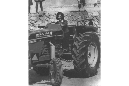 M.ª José Cantó, primera mujer con carné de tractorista en Relleu (Alicante) en 1976 | Efe.