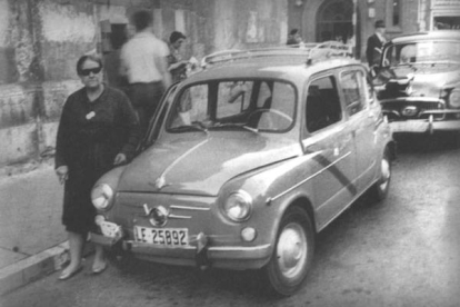 Piedad Álvarez Rubio, leonesa y taxista durante los años 60, posa junto a su microtaxi en el punto de parada que tenía junto a la plaza de Las Palomas | Efe.