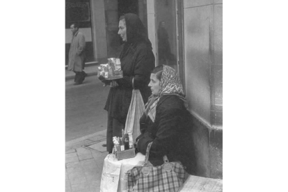 Dos vendedoras de tabaco en el centro de Madrid en 1955 | Kai Försterling. Efe.