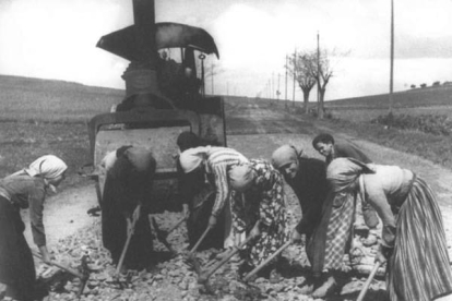 Las mujeres reparan las carreteras en Valencia (1938) | Efe.