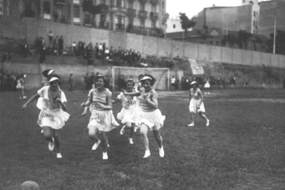 Grupo de chicas disputando un partido de fútbol en 1935 | Díaz Casariego