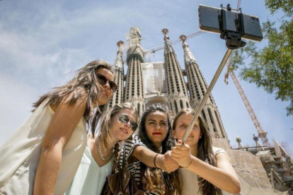 Un grupo de turistas se fotografía en la Sagrada Família.