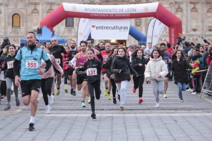 Participantes en la carrera de Entreculturas sale de San Marcos. CAMPILLO