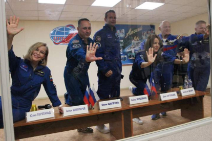 La tripulación de la nave espacial Soyuz MS-19 que volará hoy a la Estación Espacial Europea. ANDREY SHELEPIN/GCTC/ROSCOSMOS H