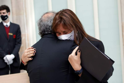 Laura Borràs se abraza al expresidente de la Generalitat, Quim Torra. QUIQUE GARCÏA