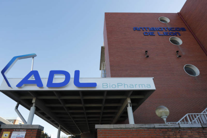 Vista del acceso principal a la factoría de ADL Biopharma, en León. RAMIRO