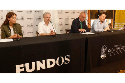 Noemí Martínez, César García, José Antonio Diez y José María Viejo, ayer, durante la presentación de las actividades en torno a los 130 años de Botines. FERNANDO OTERO