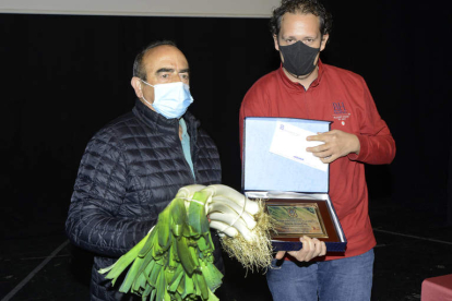 El ganador Antonio García recibió el premio de manos del concejal Alejandro Mariano Garcia. ACACIO