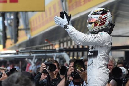Lewis Hamilton celebra su 'pole' número 46.