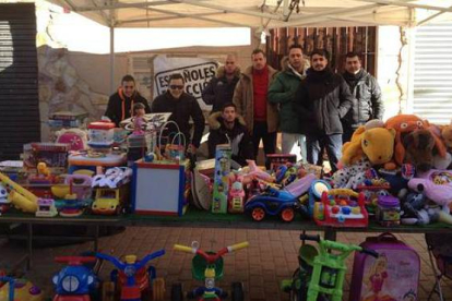 Una asociación xenófoba reparte juguetes "solo para niños españoles" en un municipio de Madrid.