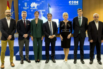 Los representantes de la Universidad, Huawei y la CEO, con Carme Artigas. DL