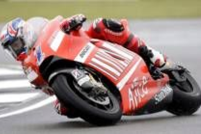 El piloto australiano de MotoGP Casey Stoner, de Ducati, en una sesión de clasificación