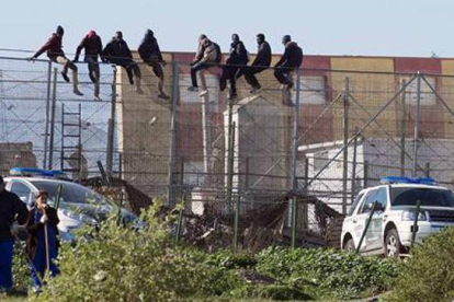 Inmigrantes en la valla de Melilla, el 30 de diciembre.