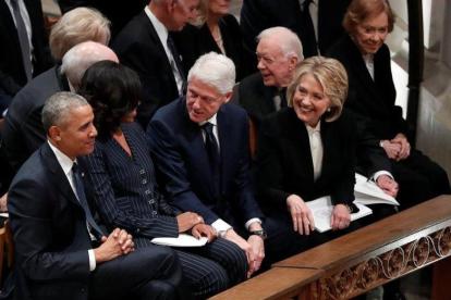 Barack y Michelle Obama, Bill y Hillary Clinton, y Jimmy y Rosalynn Carter, antes de la celebración del funeral de George H. W. Bush.