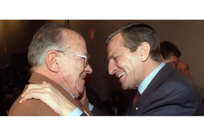 Imagen de archivo del abrazo de Santiago Carrillo y Adolfo Suárez en 1996. ÁNGEL MILLÁN