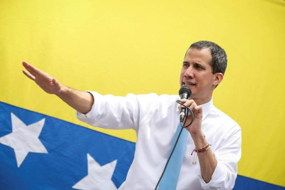 El líder opositor venezolano Juan Guaidó se dirige a sus simpatizantes.