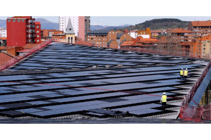 Los 4.400 paneles solares se distribuyen dentro de los 16.000 metros cuadrados que tiene la cubierta del edificio del recinto ferial del Palacio de Congresos. RAMIRO
