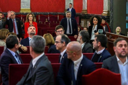 El presidente de la Generalitat, Quim Torra,  saluda a los lideres independentistas procesados por el proceso soberanista.