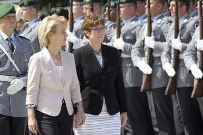 Ursula von der Leyen (izquierda) y su sucesora como ministra de Defensa en Alemania, Annegret Kramp-Karrenbauer, pasan revista a la Guardia de Honor en Berlín.