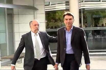 Josep Antoni Rosell, derecha, sale de los juzgados de El Vendrell, el viernes.