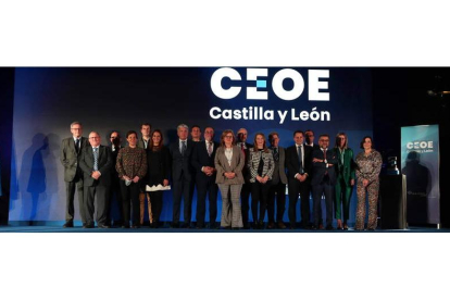 Foto de familia de los premiados en la gala que ayer celebró la Ceoe de Castilla y León en el Palacio de Exposiciones y en la que se reconoció la labor de Lucas Sigman (Chemo) RAMIRO