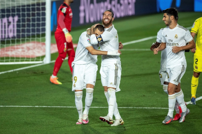 El delantero francés del Real Madrid Karim Benzema celebra con su compañero Sergio Ramos el segundo gol de su equipo durante el partido ante el Villarreal . EFE/Rodrigo Jiménez